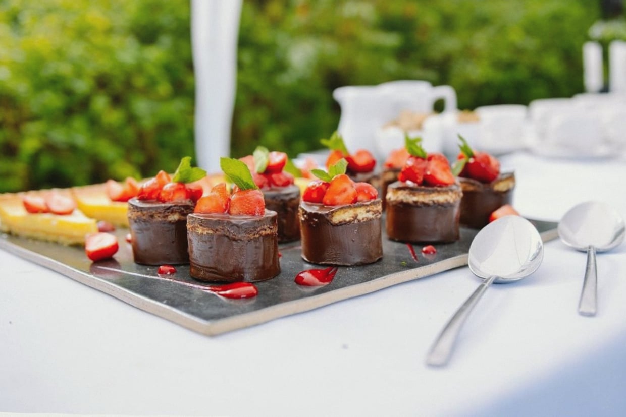 Angolo dolci con torta nuziale e piccola pasticceria di fine serata