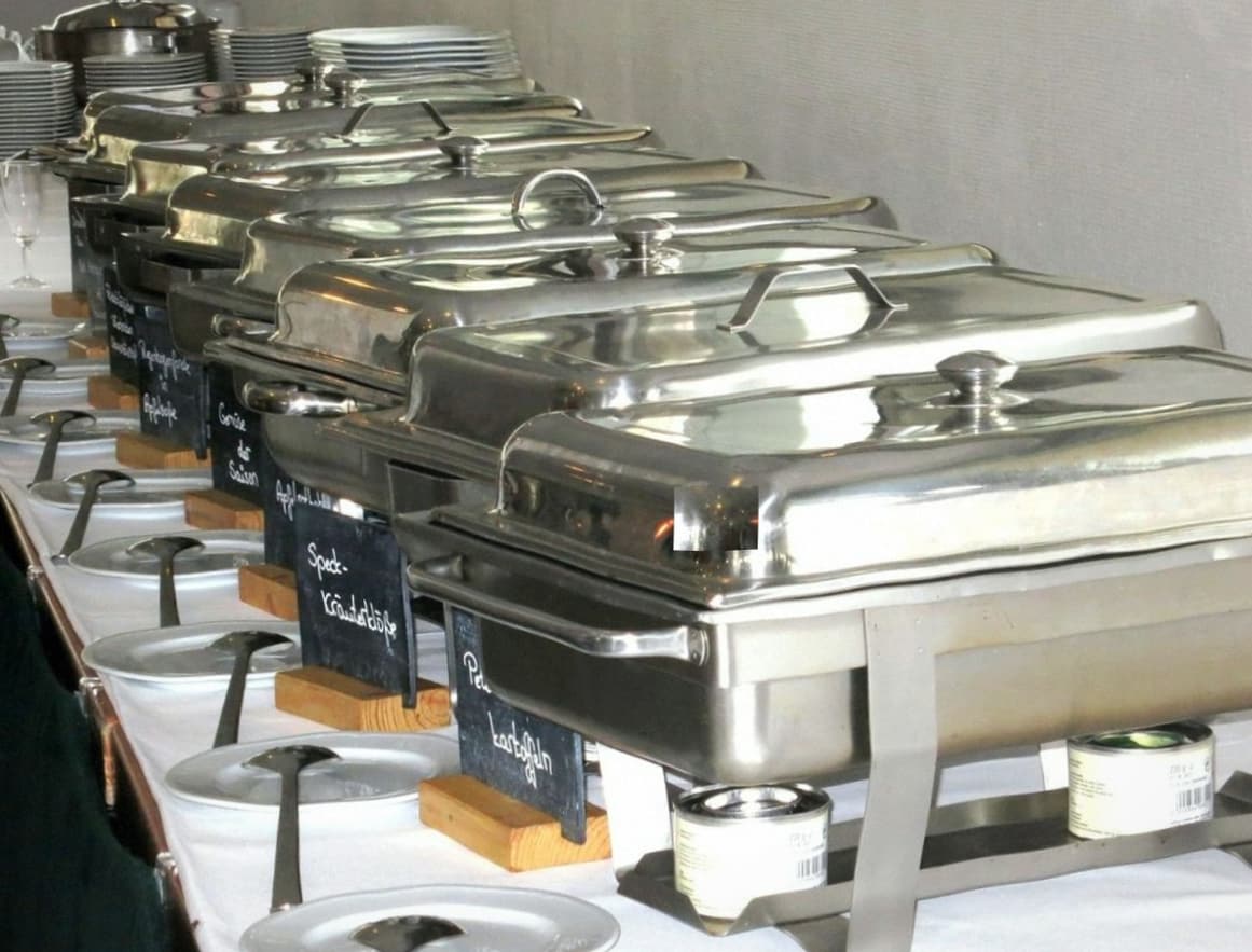 Tavolo apparecchiato per un ricevimento